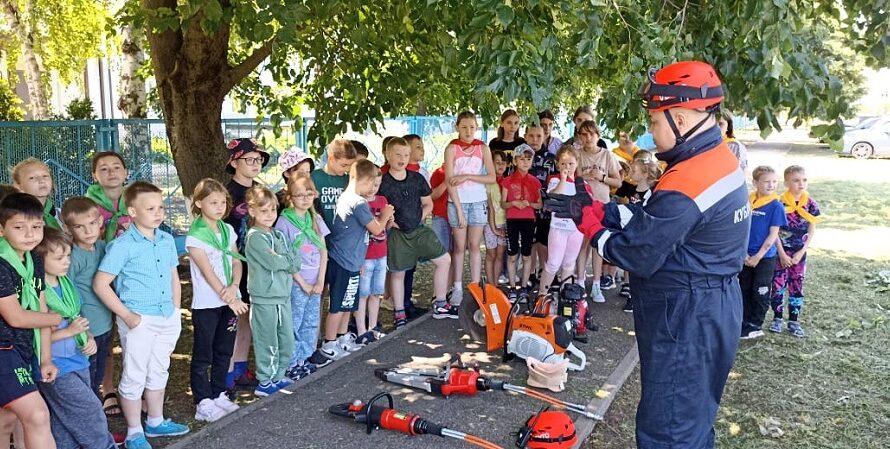 6 июня сотрудники аварийно-спасательной службы «Кубань-Спас» для участников летнего лагеря «Веснушки» провели урок безопасности